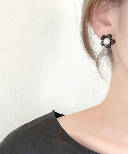 mono flower earring